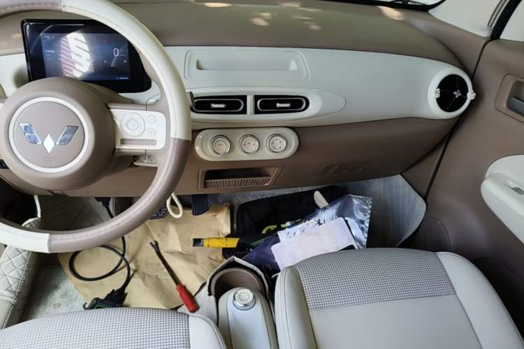 Used Wuling Hongguang MINIEV 2025 Four-Door Version Advanced Edition Audio And AC Panel