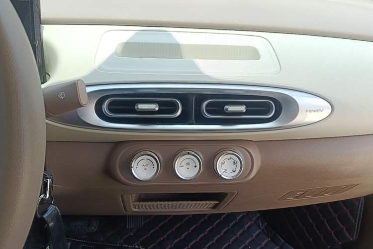 Used Wuling Hongguang MINIEV 2025 Four-Door Version Advanced Edition Audio And AC Panel