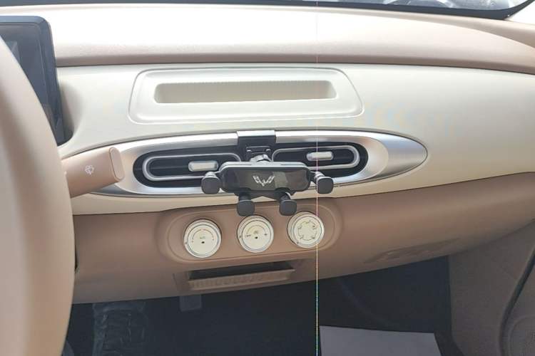 Used Wuling Hongguang MINIEV 2025 Four-Door Version Advanced Edition Audio And AC Panel
