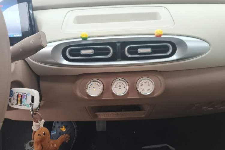 Used Wuling Hongguang MINIEV 2025 Four-Door Version Advanced Edition Audio And AC Panel