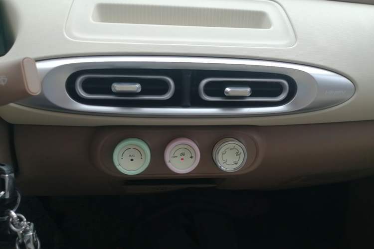 Used Wuling Hongguang MINIEV 2025 Four-Door Version Advanced Edition Audio And AC Panel