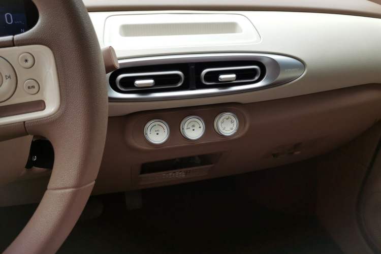 Used Wuling Hongguang MINIEV 2025 Four-Door Version Advanced Edition Audio And AC Panel