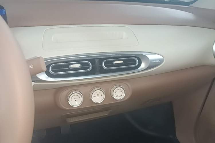 Used Wuling Hongguang MINIEV 2025 Four-Door Version Advanced Edition Audio And AC Panel