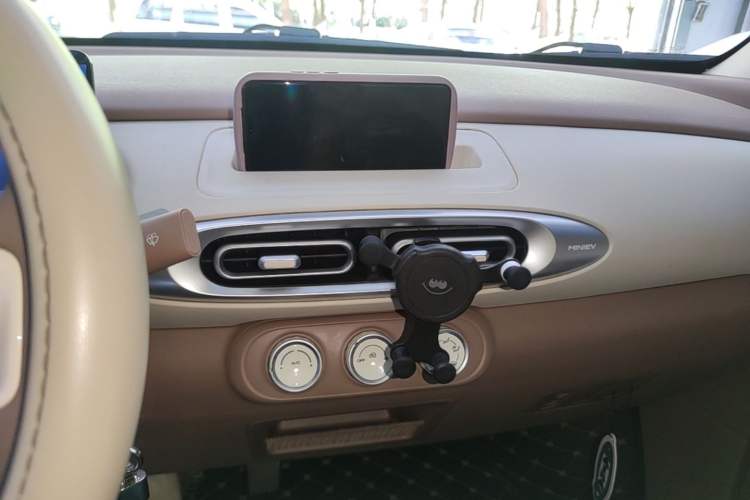 Used Wuling Hongguang MINIEV 2025 Four-Door Version Advanced Edition Audio And AC Panel
