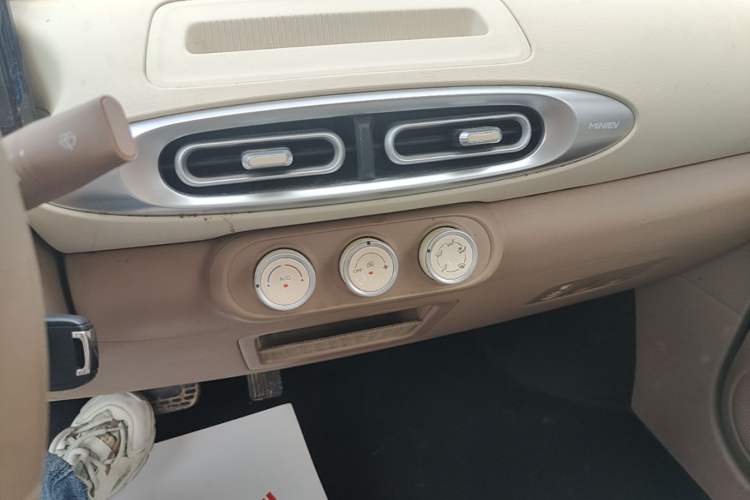 Used Wuling Hongguang MINIEV 2025 Four-Door Version Advanced Edition Audio And AC Panel