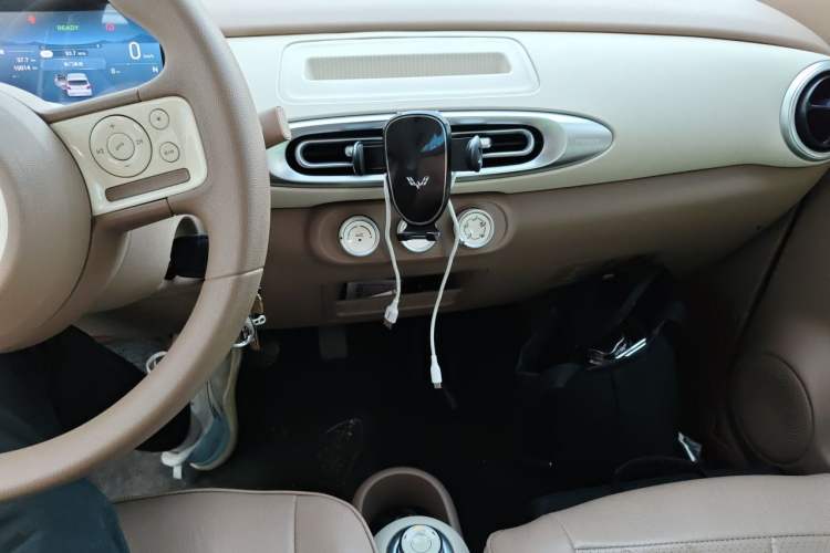 Used Wuling Hongguang MINIEV 2025 Four-Door Version Advanced Edition Audio And AC Panel