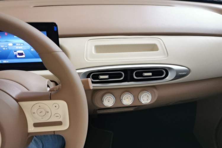 Used Wuling Hongguang MINIEV 2025 Four-Door Version Advanced Edition Audio And AC Panel