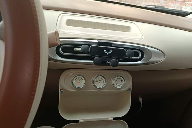 Used Wuling Hongguang MINIEV 2025 Four-Door Version Advanced Edition Audio And AC Panel