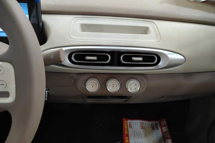 Used Wuling Hongguang MINIEV 2025 Four-Door Version Advanced Edition Audio And AC Panel