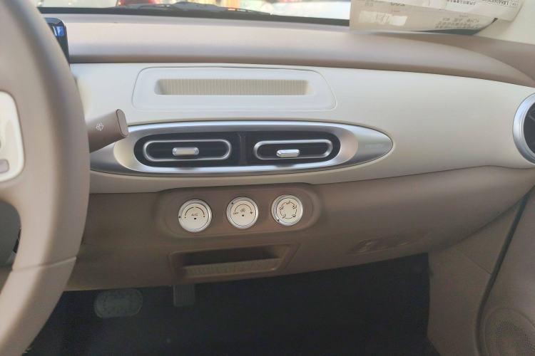 Used Wuling Hongguang MINIEV 2025 Four-Door Version Advanced Edition Audio And AC Panel