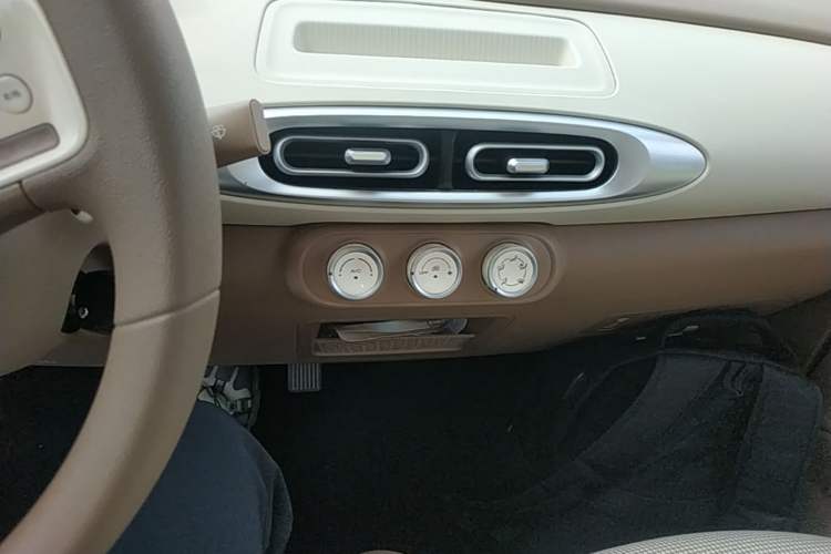 Used Wuling Hongguang MINIEV 2025 Four-Door Version Advanced Edition Audio And AC Panel