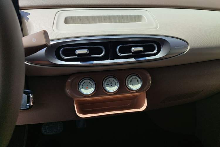 Used Wuling Hongguang MINIEV 2025 Four-Door Version Advanced Edition Audio And AC Panel