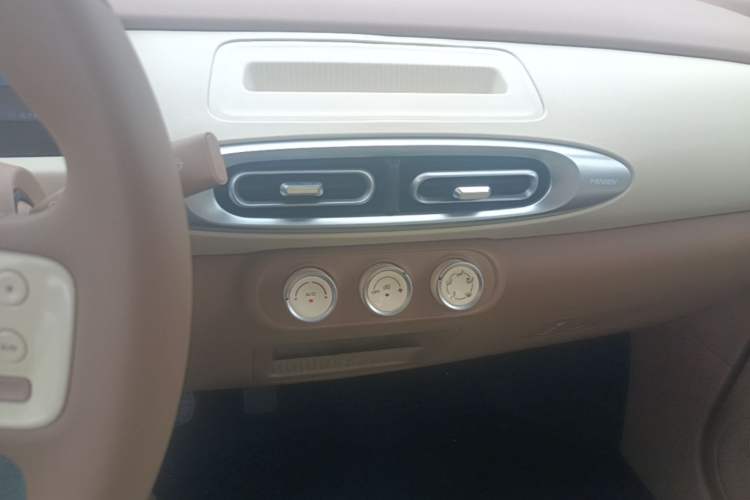 Used Wuling Hongguang MINIEV 2025 Four-Door Version Advanced Edition Audio And AC Panel