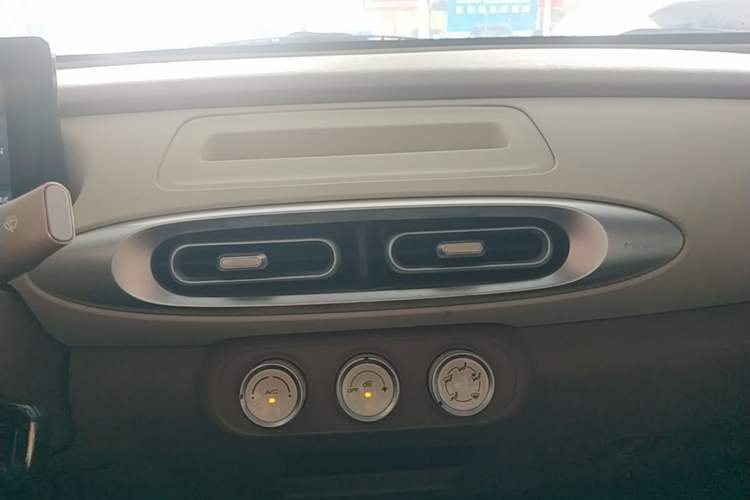 Used Wuling Hongguang MINIEV 2025 Four-Door Version Advanced Edition Audio And AC Panel