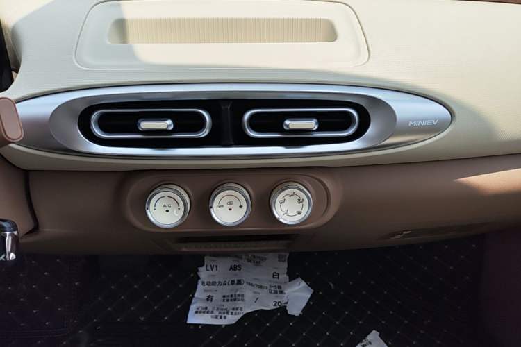 Used Wuling Hongguang MINIEV 2025 Four-Door Version Advanced Edition Audio And AC Panel