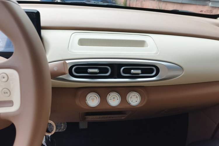 Used Wuling Hongguang MINIEV 2025 Four-Door Version Advanced Edition Audio And AC Panel