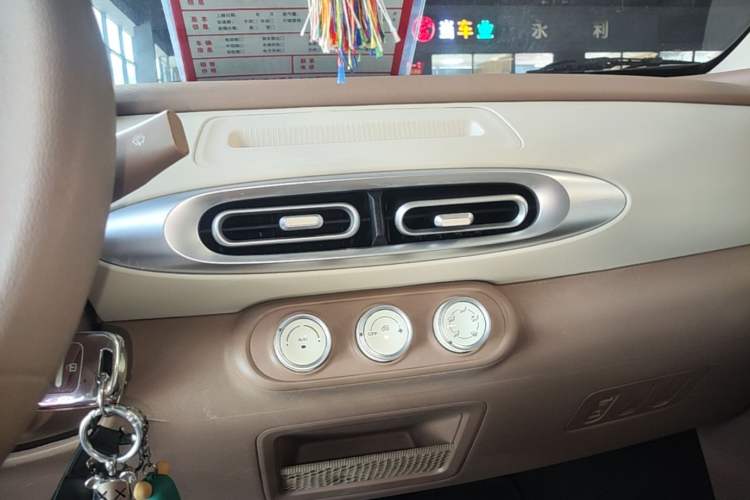 Used Wuling Hongguang MINIEV 2025 Four-Door Version Advanced Edition Audio And AC Panel