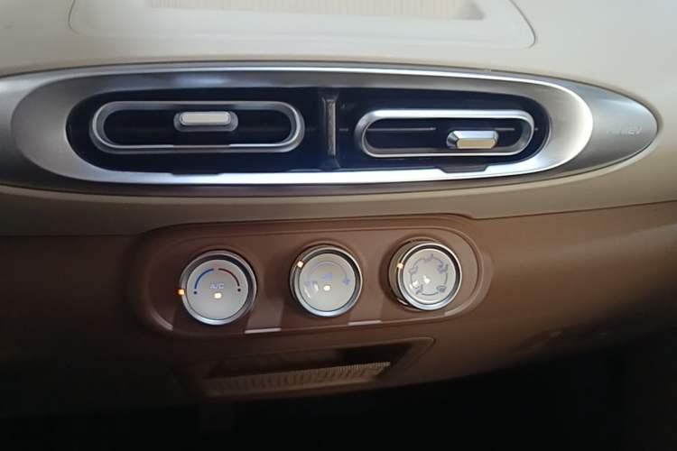 Used Wuling Hongguang MINIEV 2025 Four-Door Version Advanced Edition Audio And AC Panel