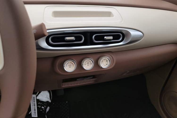 Used Wuling Hongguang MINIEV 2025 Four-Door Version Advanced Edition Audio And AC Panel