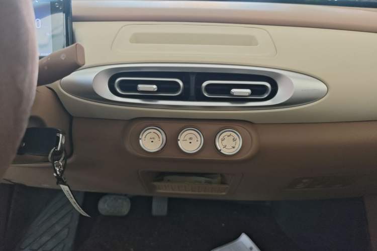 Used Wuling Hongguang MINIEV 2025 Four-Door Version Advanced Edition Audio And AC Panel
