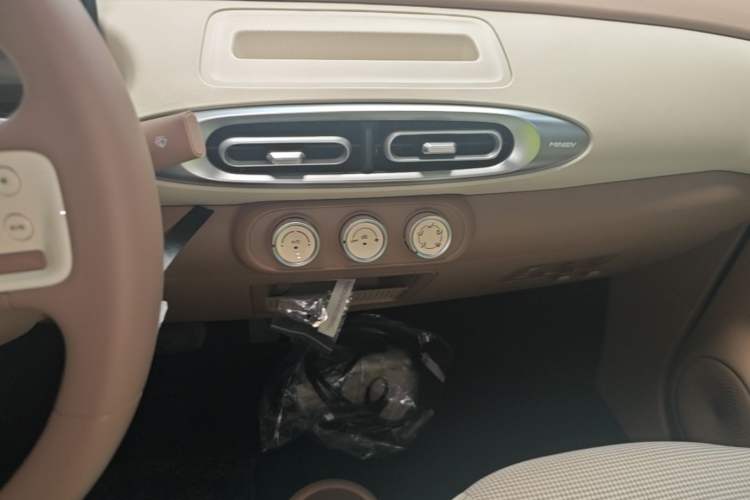 Used Wuling Hongguang MINIEV 2025 Four-Door Version Premium Edition Audio And AC Panel
