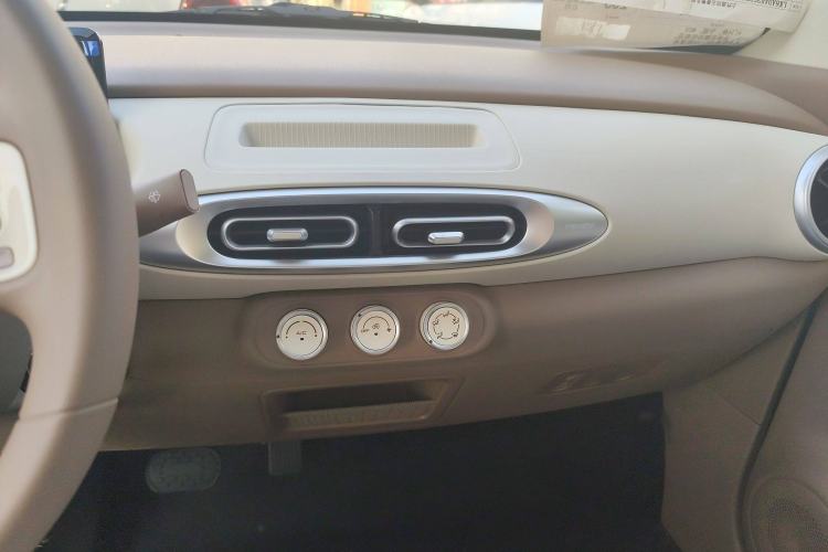 Used Wuling Hongguang MINIEV 2025 Four-Door Version Advanced Edition Audio And AC Panel
