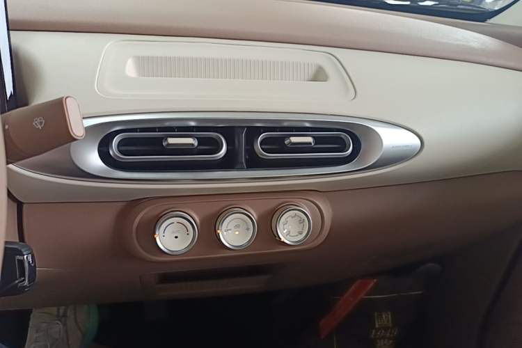 Used Wuling Hongguang MINIEV 2025 Four-Door Version Advanced Edition Audio And AC Panel