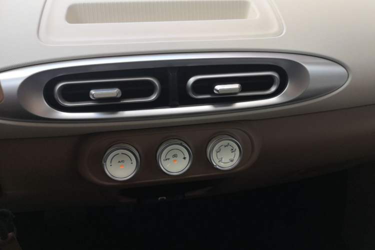 Used Wuling Hongguang MINIEV 2025 Four-Door Version Advanced Edition Audio And AC Panel