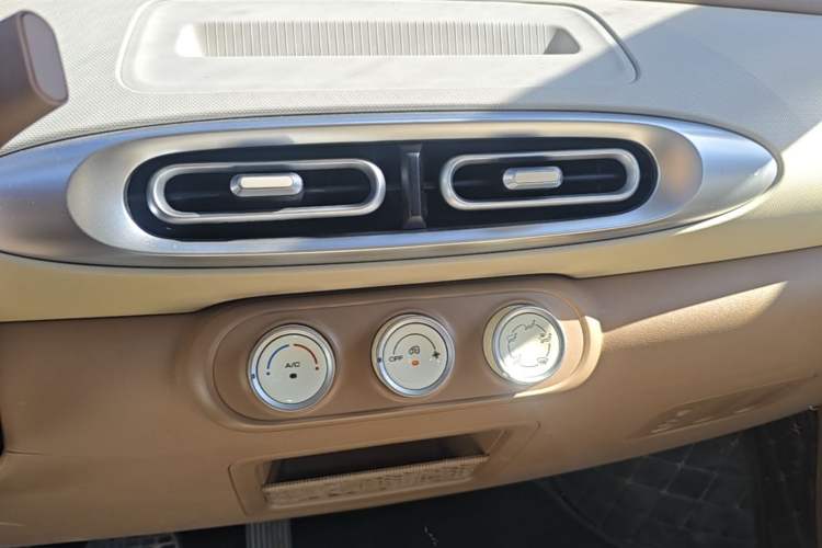 Used Wuling Hongguang MINIEV 2025 Four-Door Version Advanced Edition Audio And AC Panel