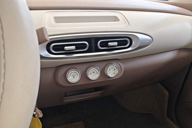Used Wuling Hongguang MINIEV 2025 Four-Door Version Advanced Edition Audio And AC Panel