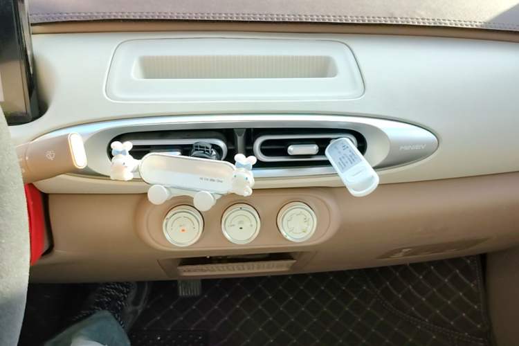 Used Wuling Hongguang MINIEV 2025 Four-Door Version Advanced Edition Audio And AC Panel