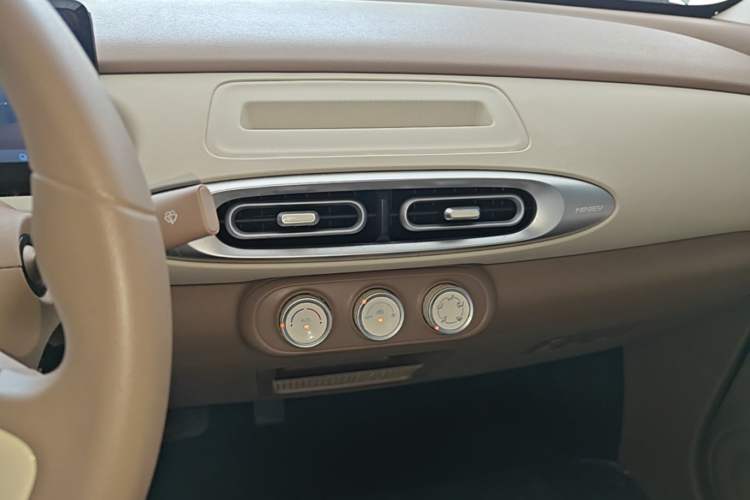 Used Wuling Hongguang MINIEV 2025 Four-Door Version Advanced Edition Audio And AC Panel