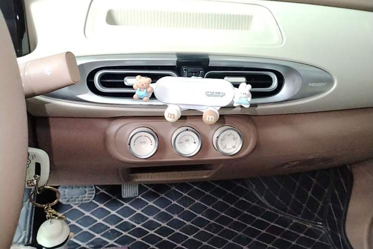 Used Wuling Hongguang MINIEV 2025 Four-Door Version Advanced Edition Audio And AC Panel