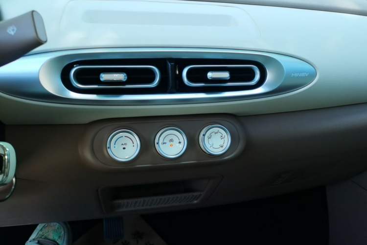Used Wuling Hongguang MINIEV 2025 Four-Door Version Advanced Edition Audio And AC Panel