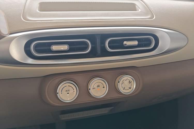 Used Wuling Hongguang MINIEV 2025 Four-Door Version Advanced Edition Audio And AC Panel