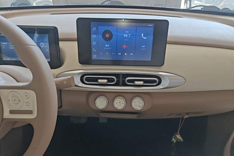 Used Wuling Hongguang MINIEV 2025 Four-Door Version Zhenxiang+ Edition Audio And AC Panel