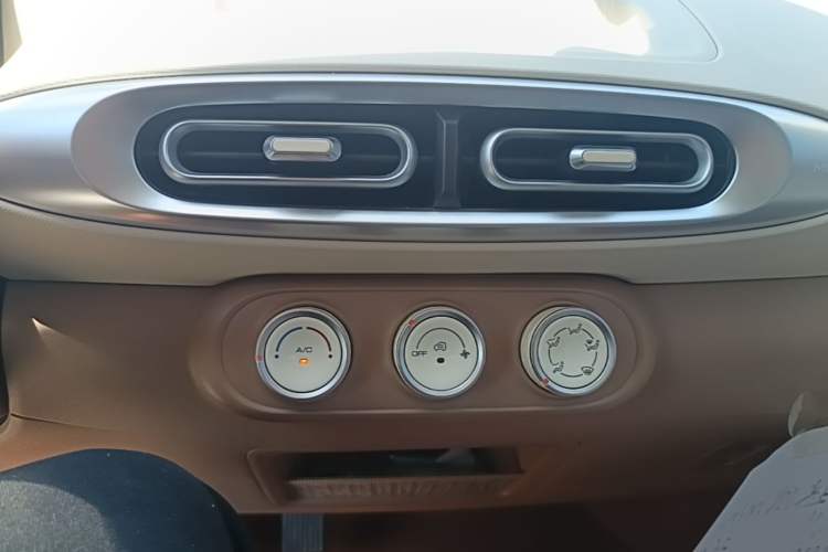 Used Wuling Hongguang MINIEV 2025 Four-Door Version Advanced Edition Audio And AC Panel