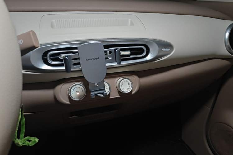 Used Wuling Hongguang MINIEV 2025 Four-Door Version Advanced Edition Audio And AC Panel