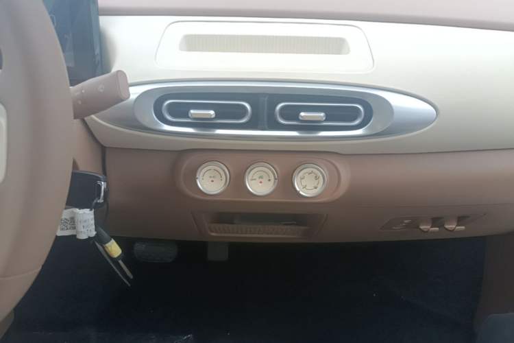 Used Wuling Hongguang MINIEV 2025 Four-Door Version Advanced Edition Audio And AC Panel