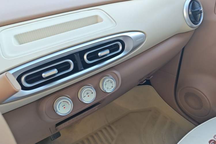 Used Wuling Hongguang MINIEV 2025 Four-Door Version Advanced Edition Audio And AC Panel