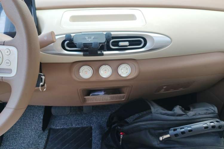 Used Wuling Hongguang MINIEV 2025 Four-Door Version Advanced Edition Audio And AC Panel
