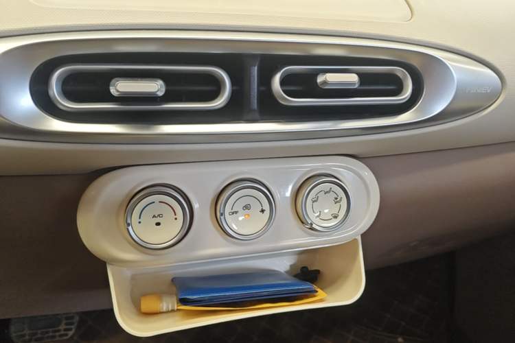 Used Wuling Hongguang MINIEV 2025 Four-Door Version Advanced Edition Audio And AC Panel