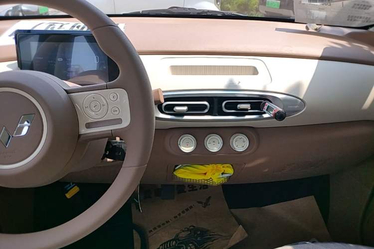 Used Wuling Hongguang MINIEV 2025 Four-Door Version Advanced Edition Audio And AC Panel
