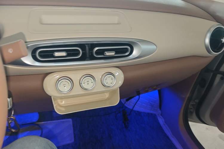 Used Wuling Hongguang MINIEV 2025 Four-Door Version Advanced Edition Audio And AC Panel