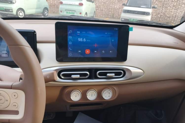 Used Wuling Hongguang MINIEV 2025 Four-Door Version Zhenxiang+ Edition Audio And AC Panel