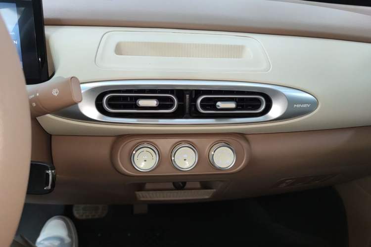 Used Wuling Hongguang MINIEV 2025 Four-Door Version Advanced Edition Audio And AC Panel