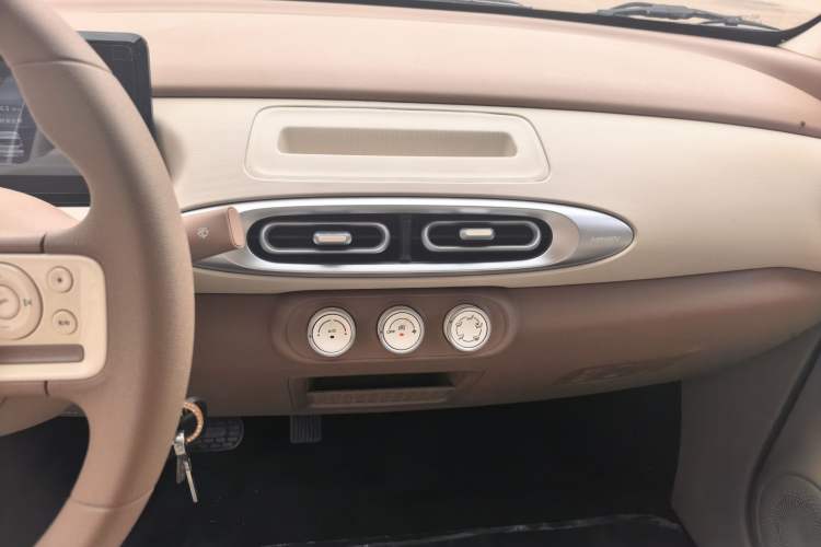 Used Wuling Hongguang MINIEV 2025 Four-Door Version Advanced Edition Audio And AC Panel