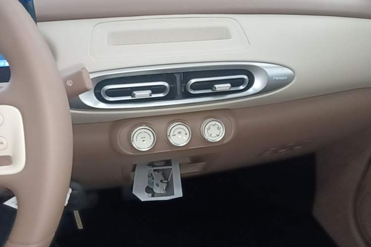 Used Wuling Hongguang MINIEV 2025 Four-Door Version Advanced Edition Audio And AC Panel