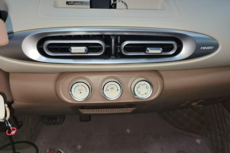 Used Wuling Hongguang MINIEV 2025 Four-Door Version Advanced Edition Audio And AC Panel