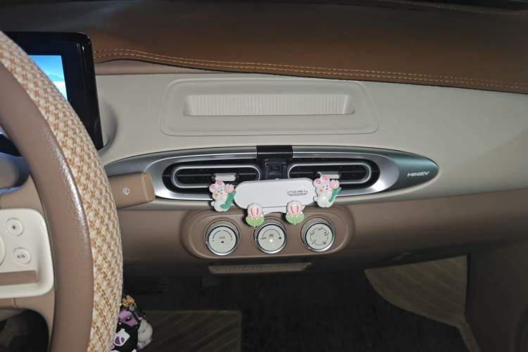 Used Wuling Hongguang MINIEV 2025 Four-Door Version Advanced Edition Audio And AC Panel
